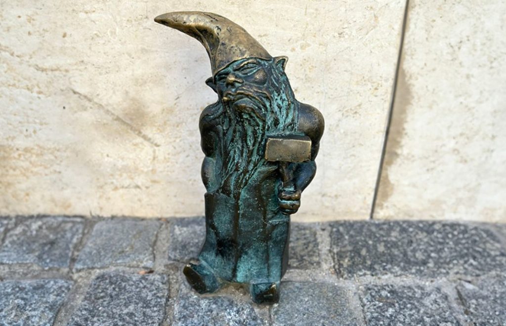 Blacksmit er kjent over hele Wroclaw for sin evne til å gjøre metall om til kunst.
