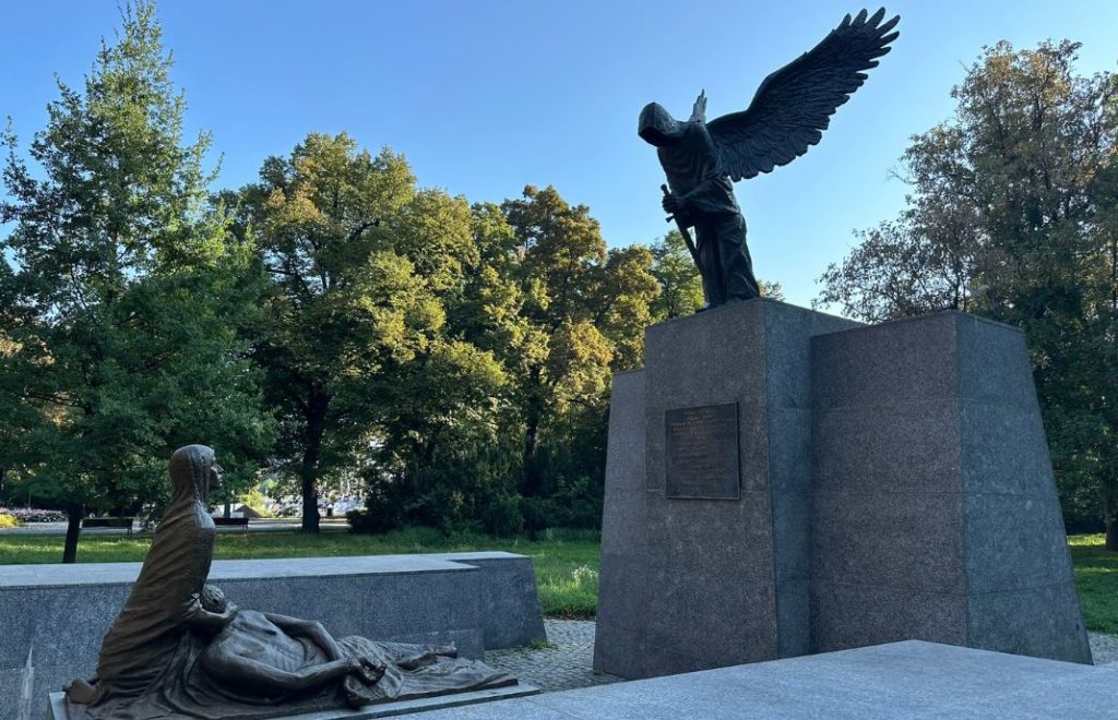 Katyn Massacre Memorial hedrer ofrene fra Katyn-massakren i 1940