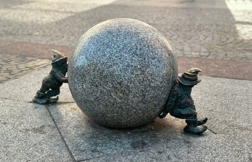Sisyphuses er to arbeidsomme dvergene som har blitt et av symbolene på Wroclaw