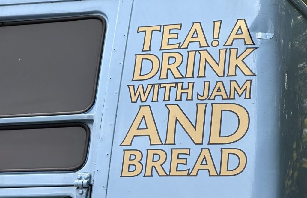 Kos deg med afternoon tea på Vintage Tea Trips i Dublin