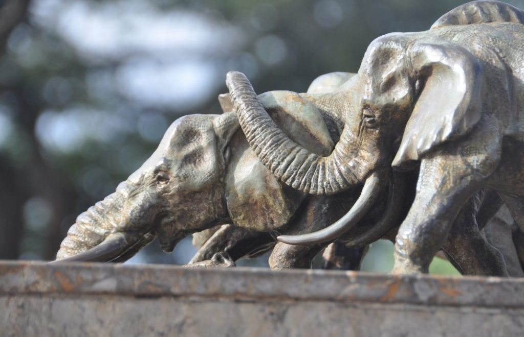 Elefantstatuer på monumentet Ivory Burning Site