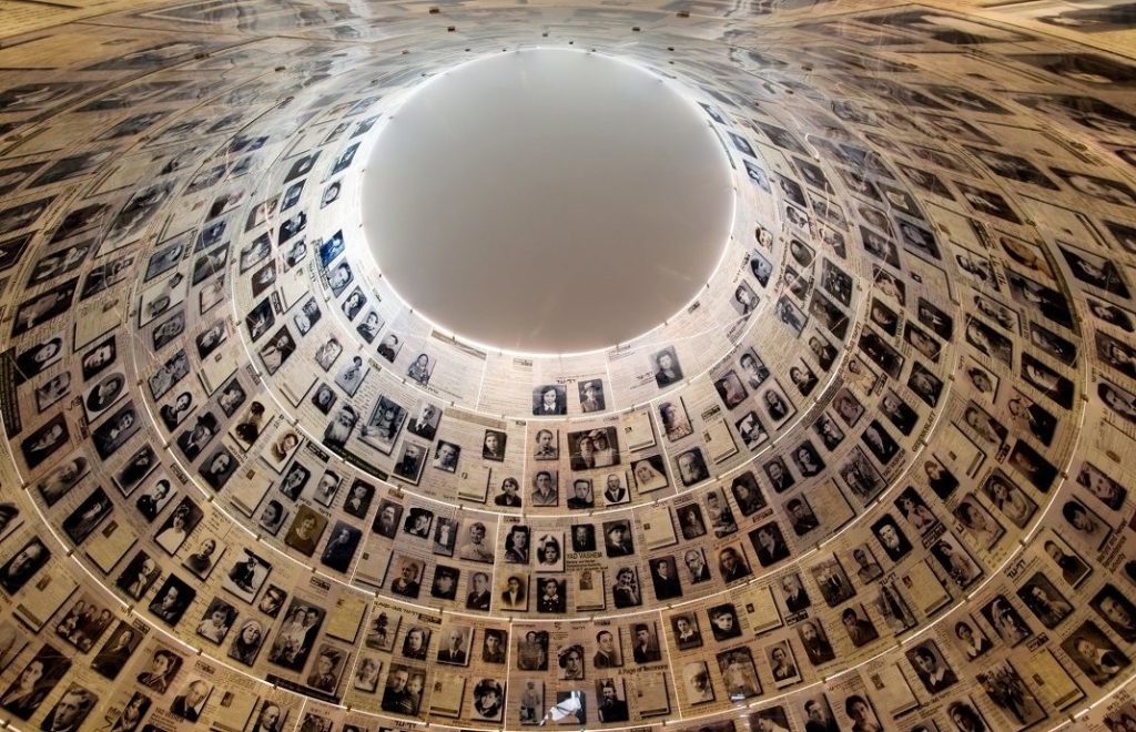Hall of Names, fylt med navnene til tre millioner ofre for Holocaust